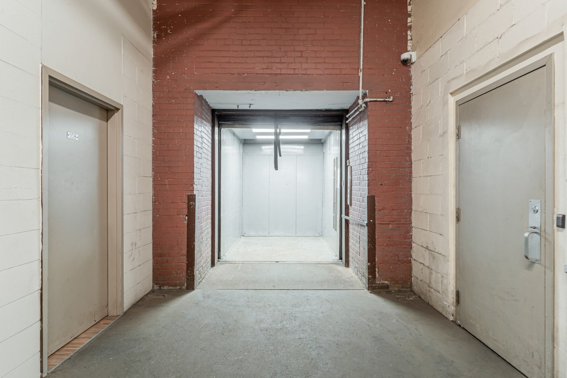 Photo - Shipping (door/dock)