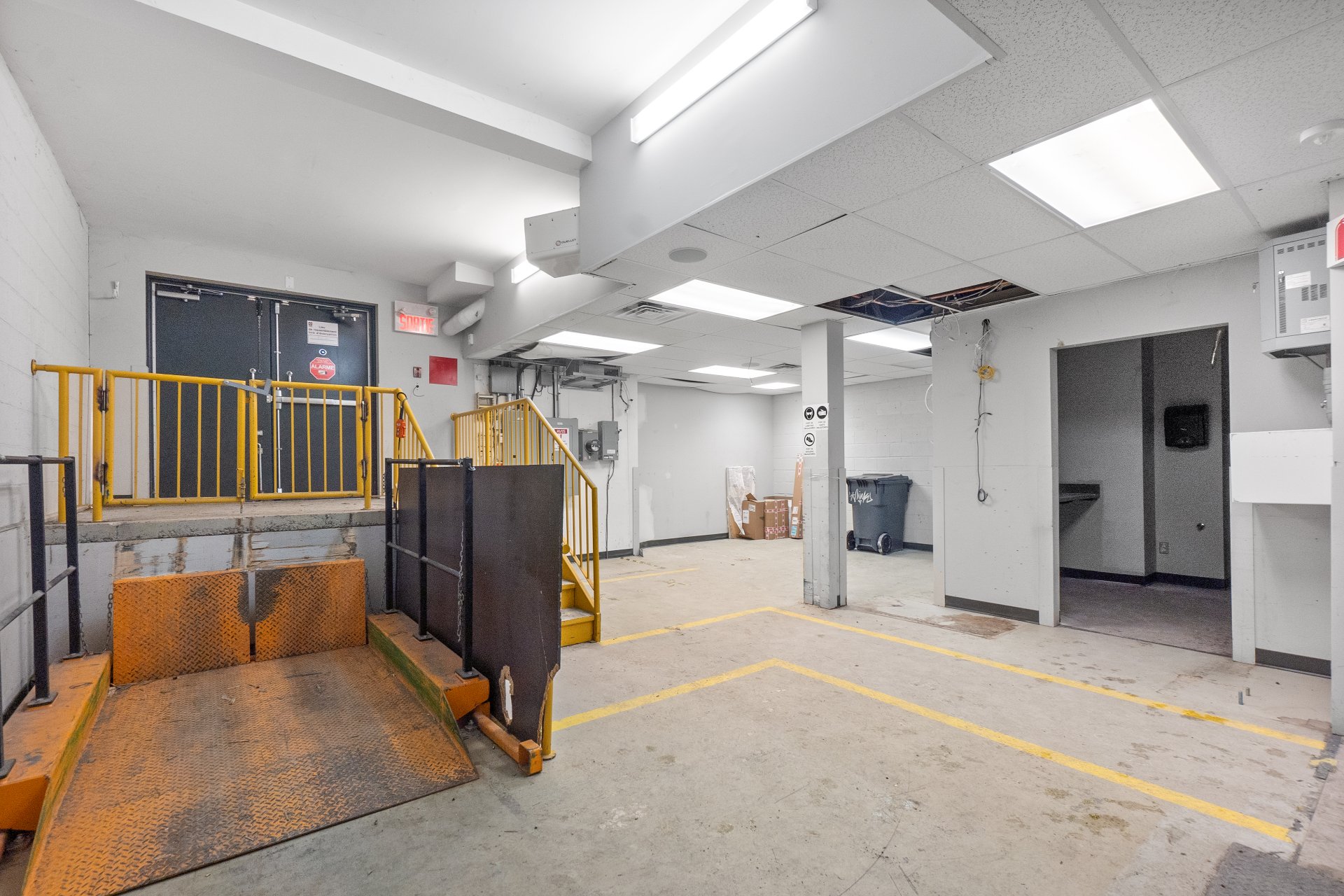 Photo - Shipping (door/dock)