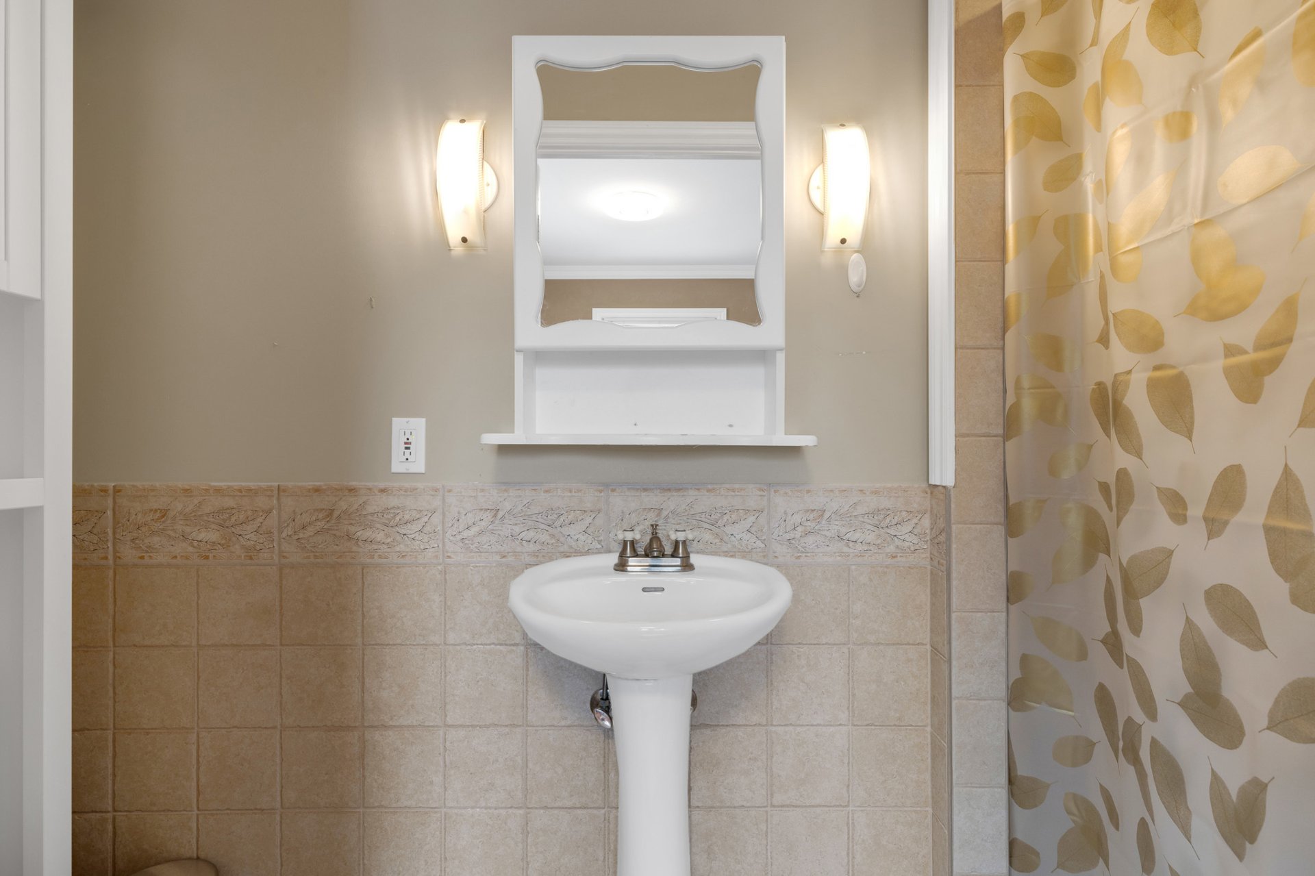 Photo - Ensuite bathroom