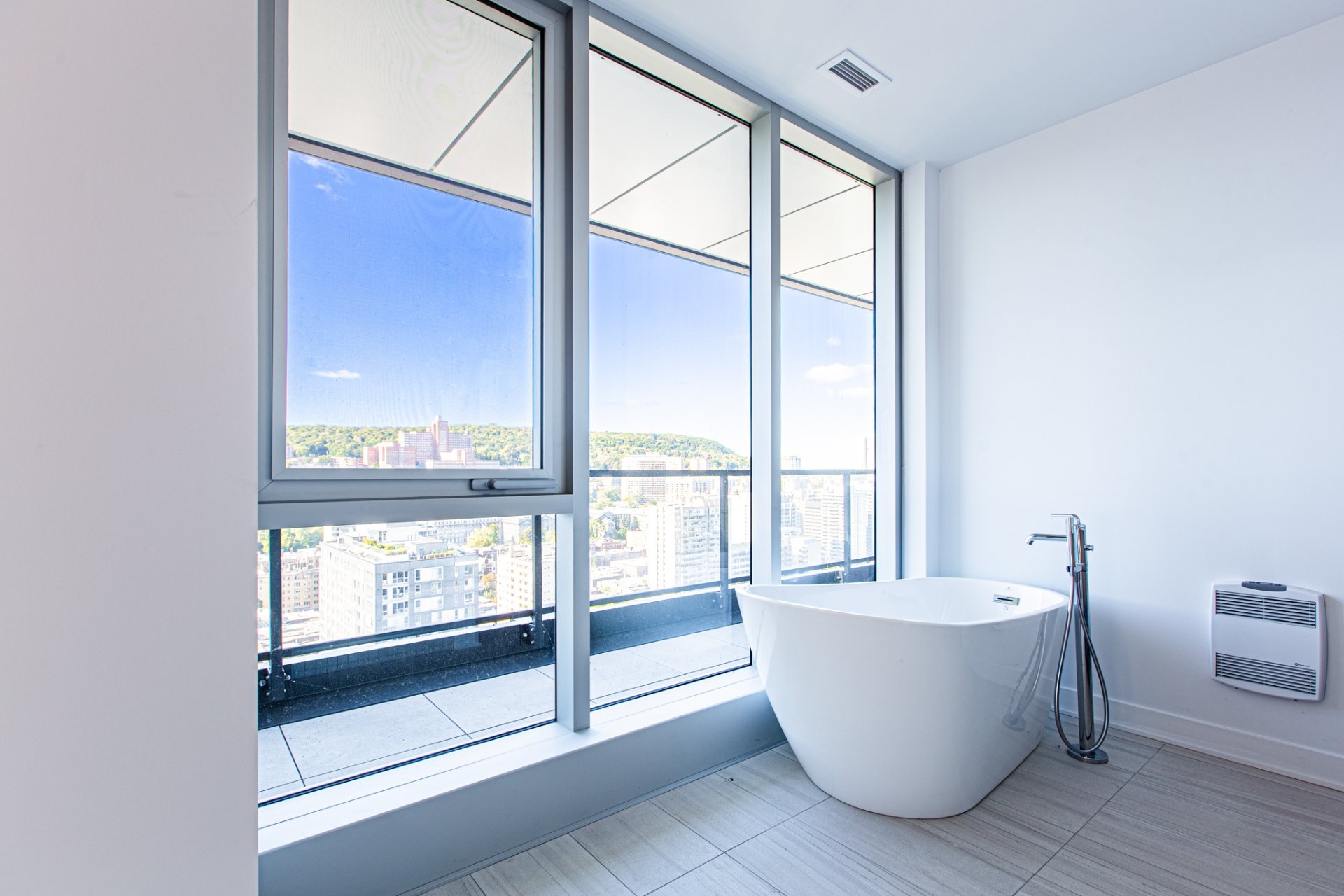 Photo - Ensuite bathroom