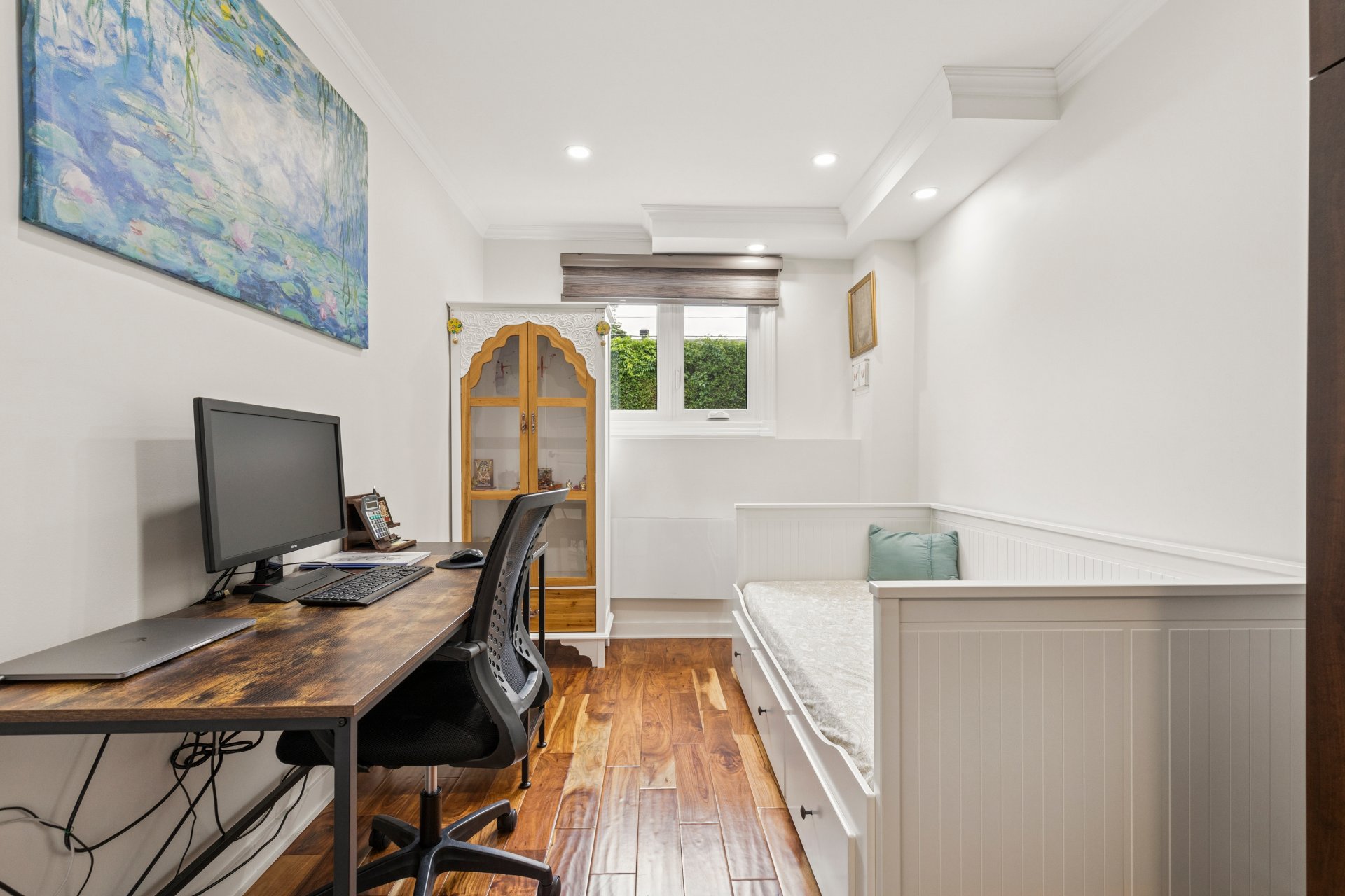 Photo - Bureau