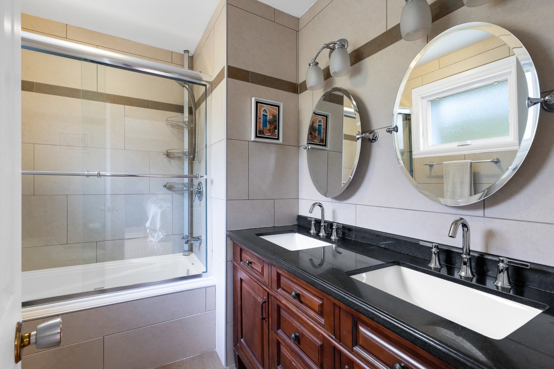 Photo - Ensuite bathroom