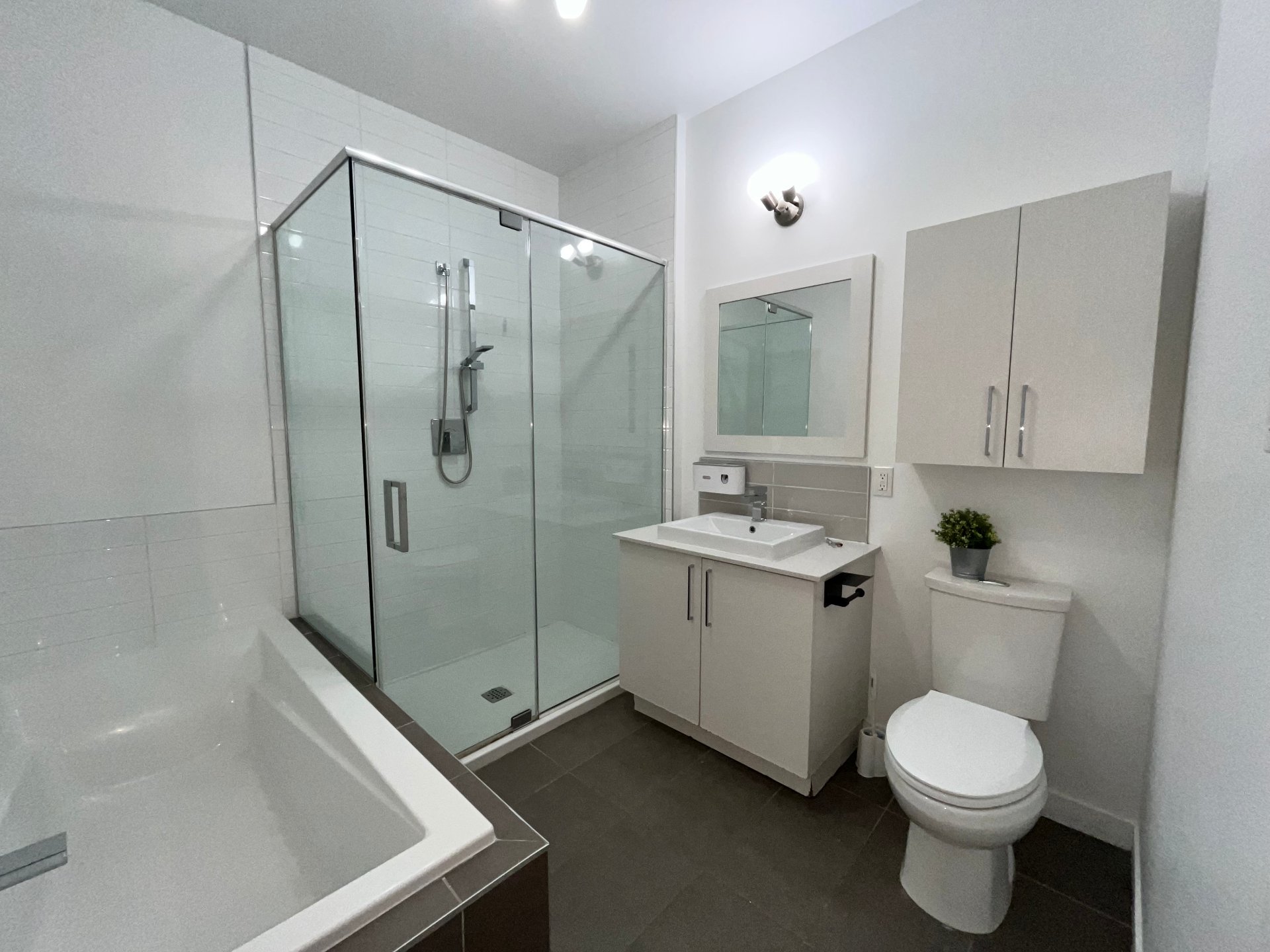 Photo - Ensuite bathroom