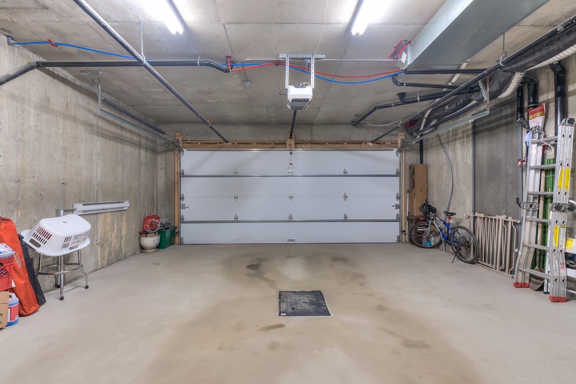 Photo - Garage