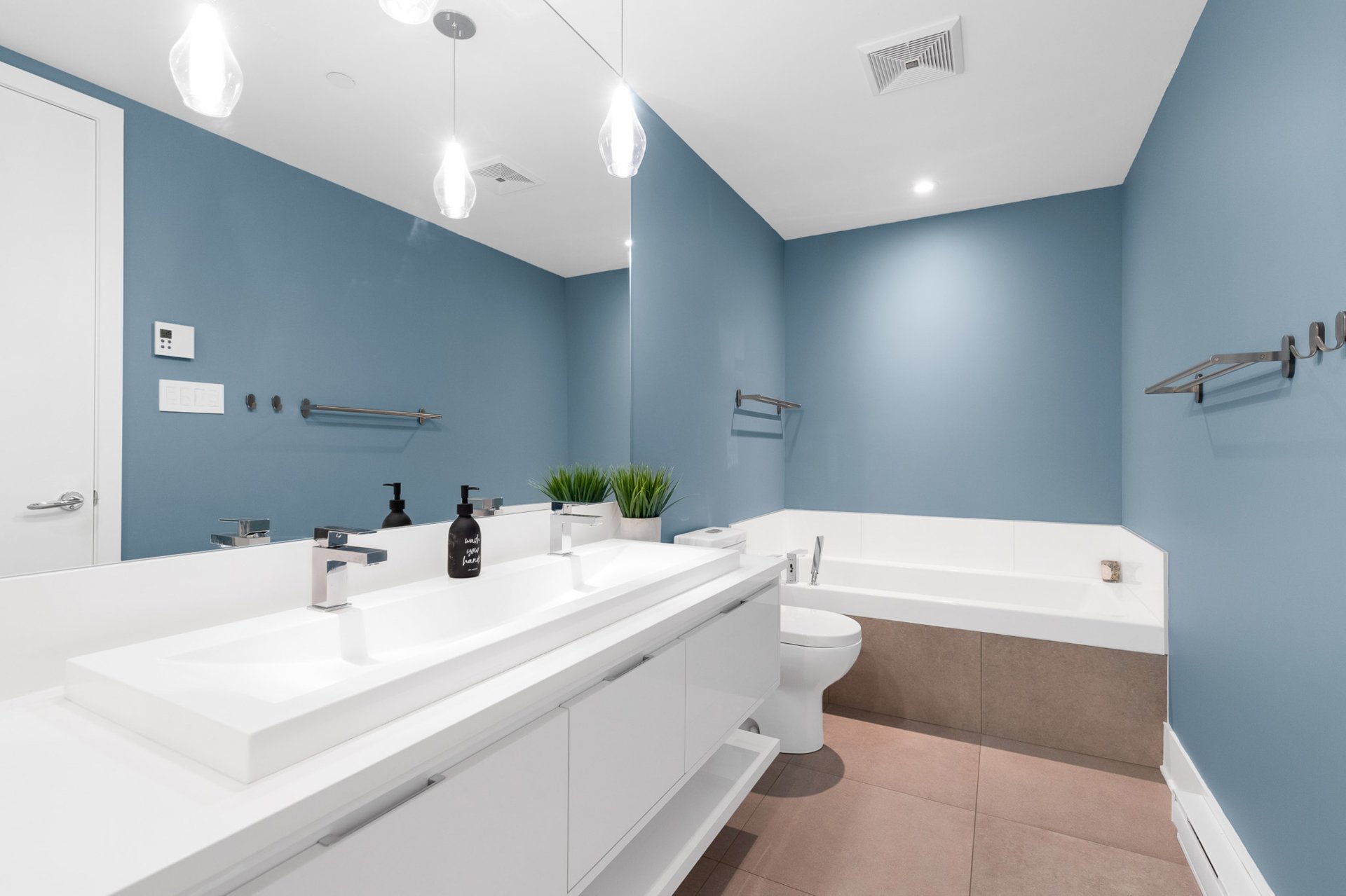 Photo - Ensuite bathroom