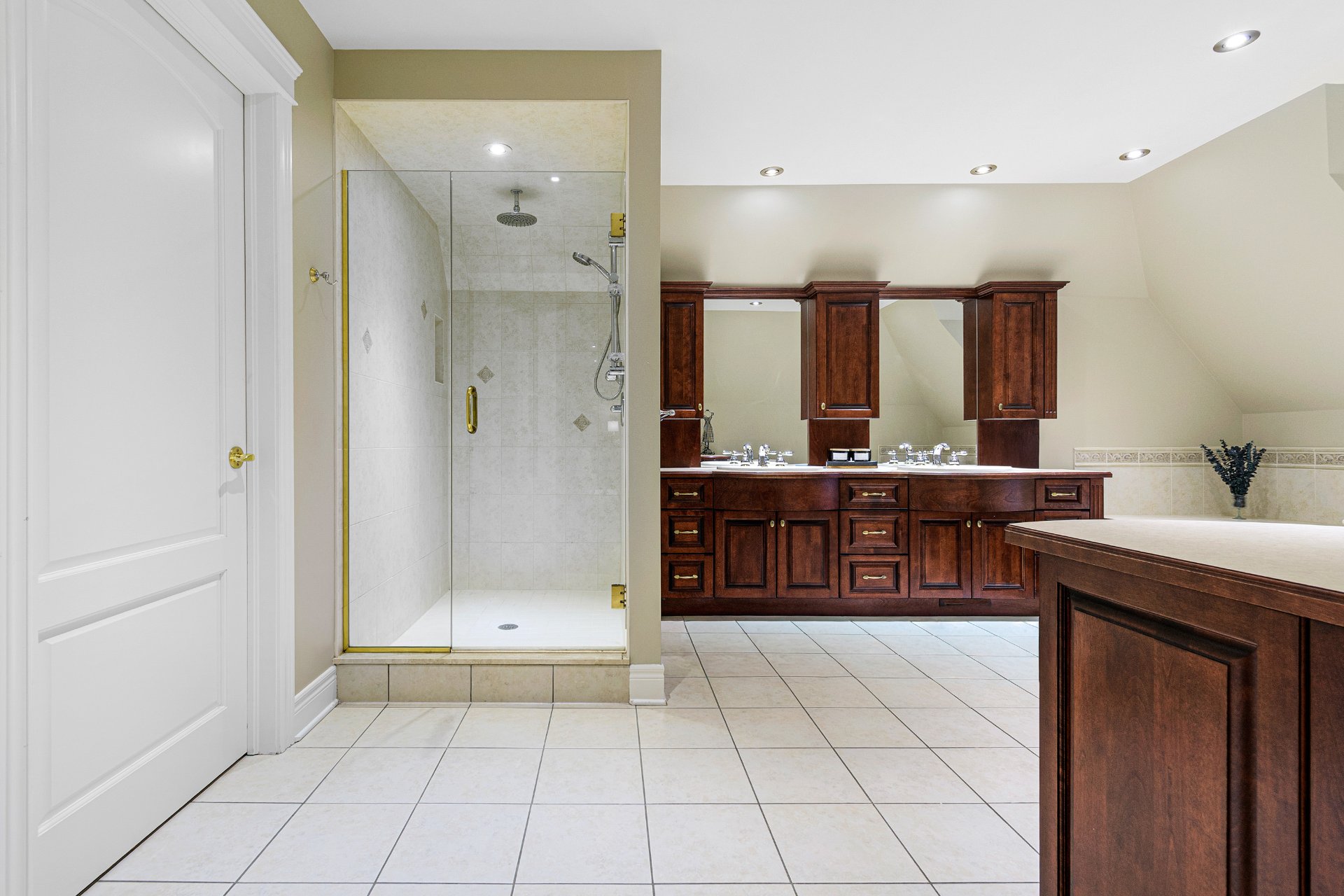 Photo - Salle de bains attenante à la CCP