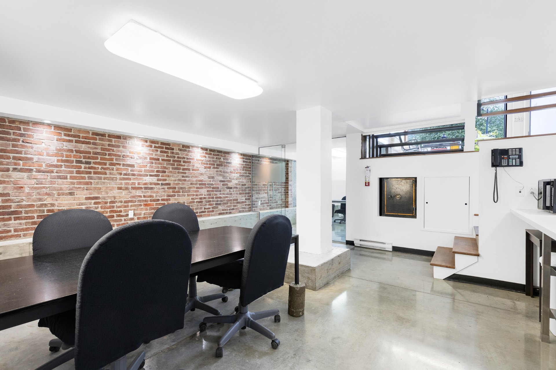 Photo - Bureau