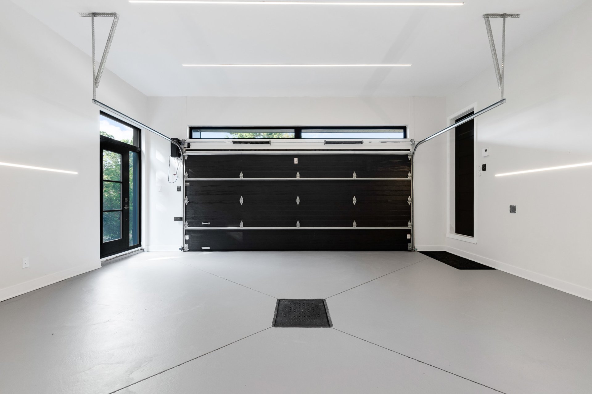 Photo - Garage