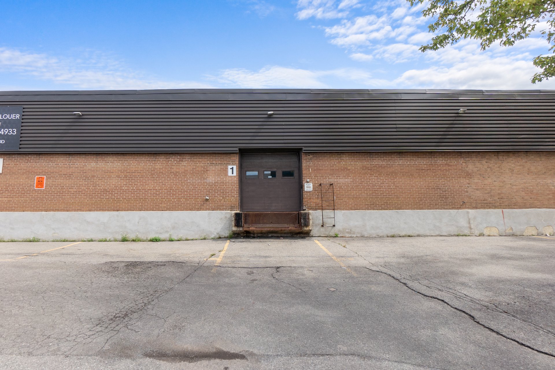 Photo - Shipping (door/dock)