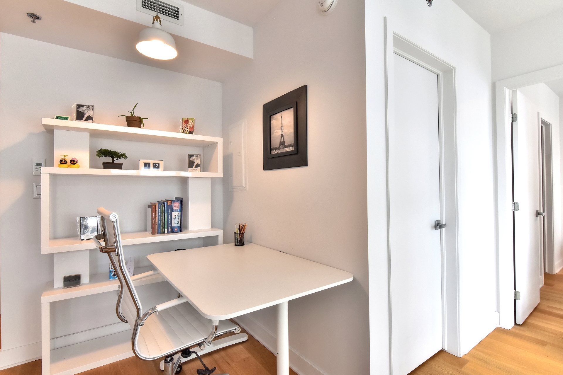 Photo - Bureau