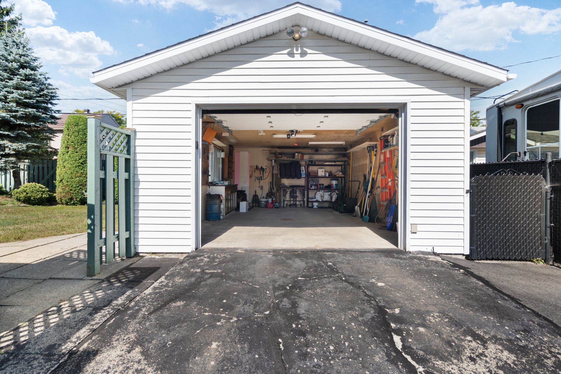 Photo - Garage