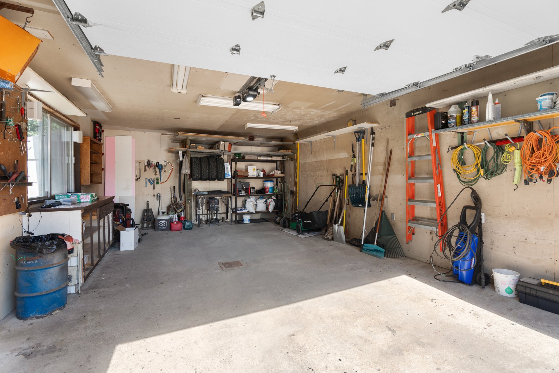 Photo - Garage