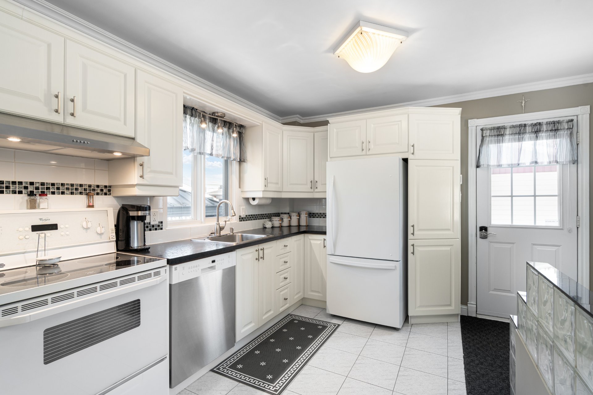 Photo - Kitchen