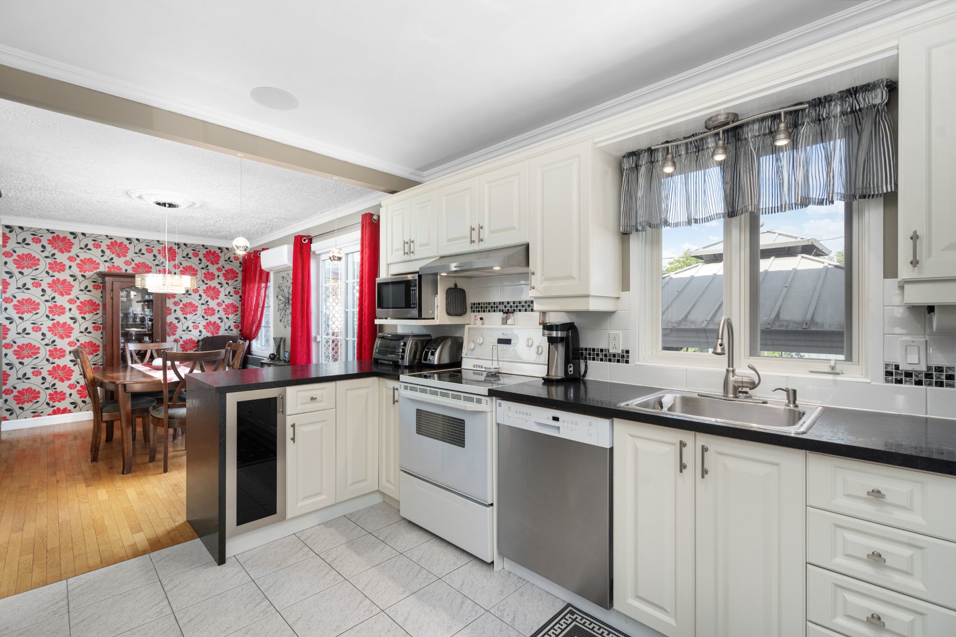 Photo - Kitchen