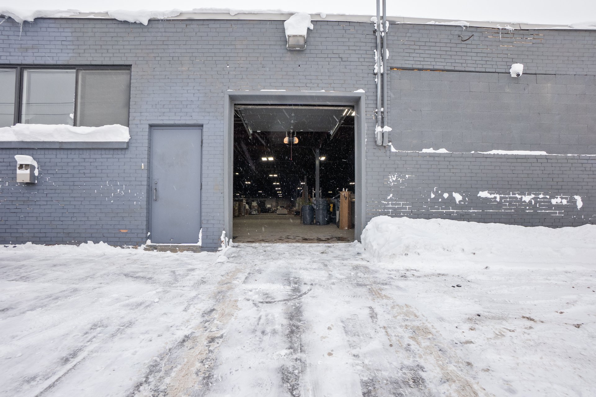 Photo - Shipping (door/dock)