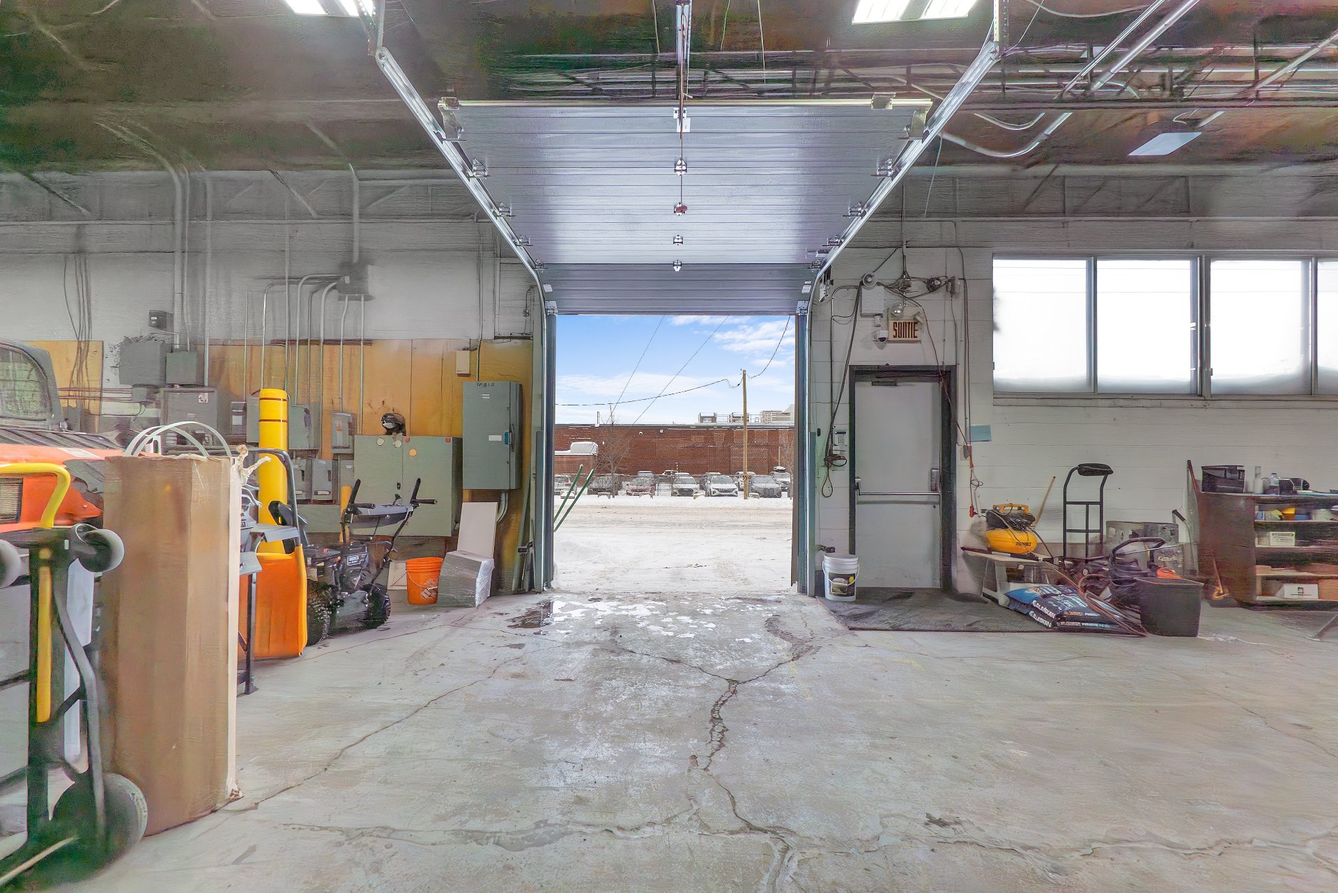 Photo - Shipping (door/dock)