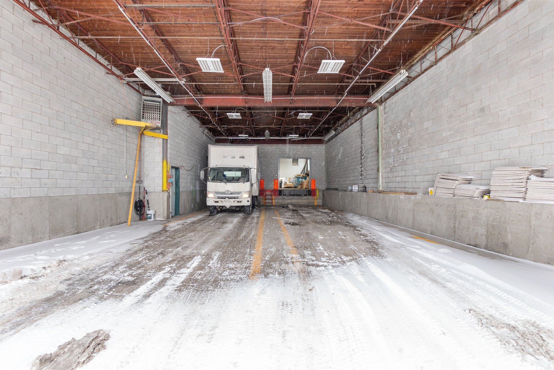 Photo - Shipping (door/dock)