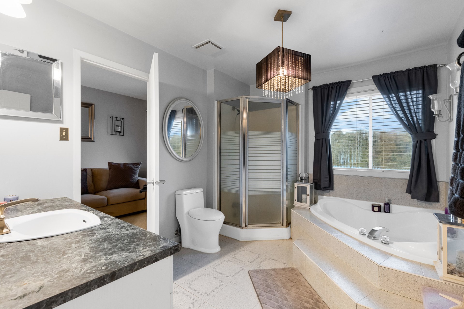 Photo - Ensuite bathroom