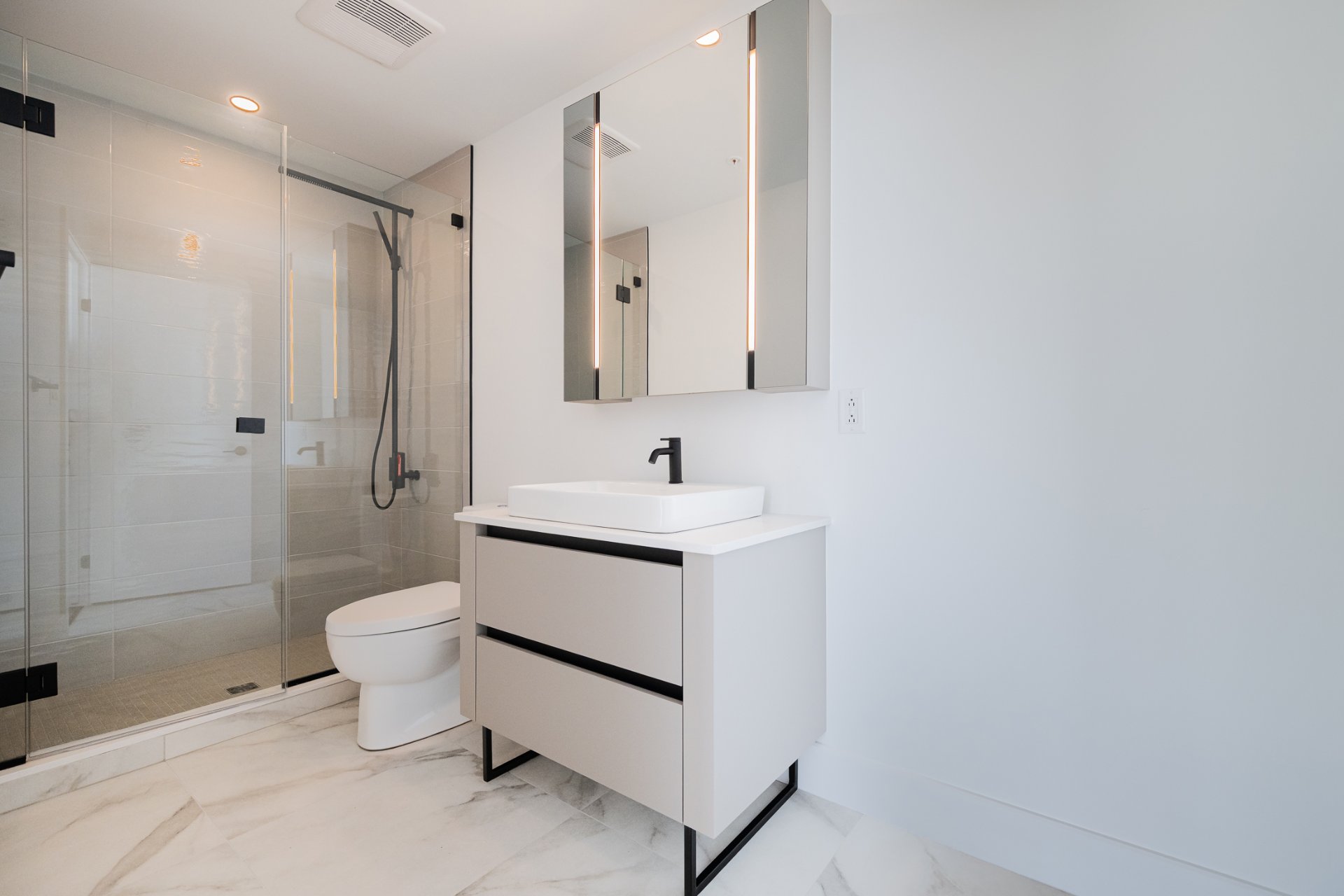 Photo - Ensuite bathroom