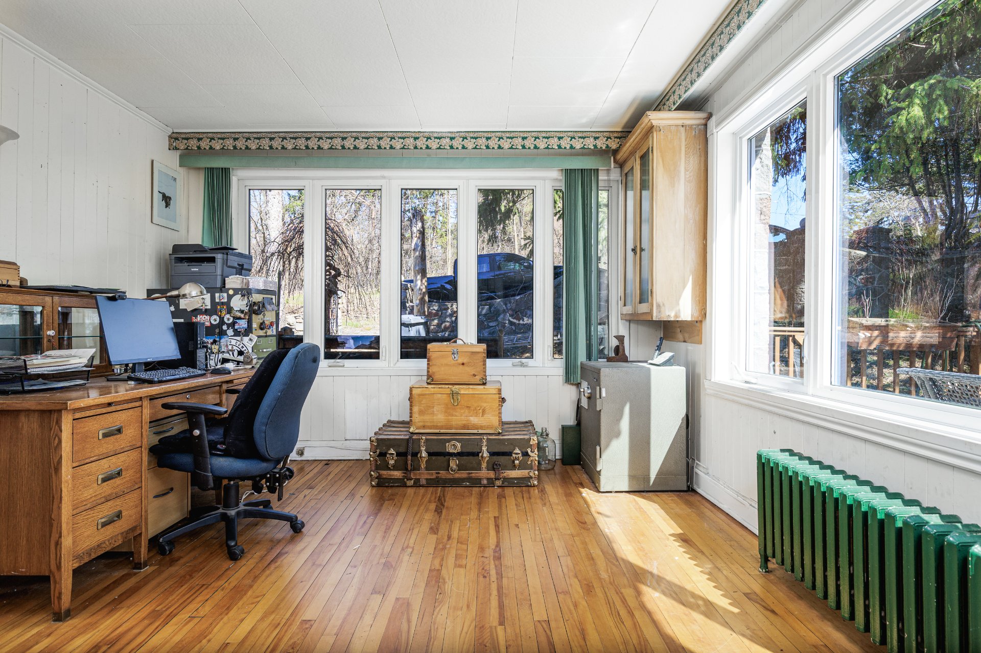 Photo - Bureau