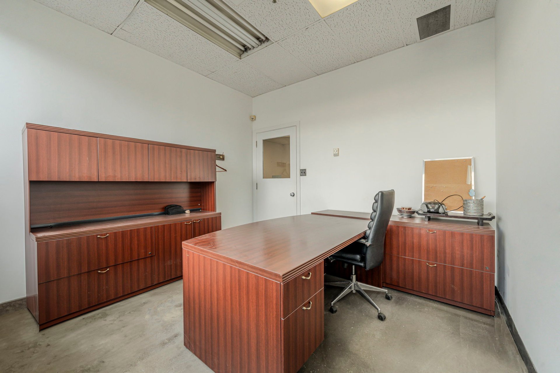 Photo - Bureau