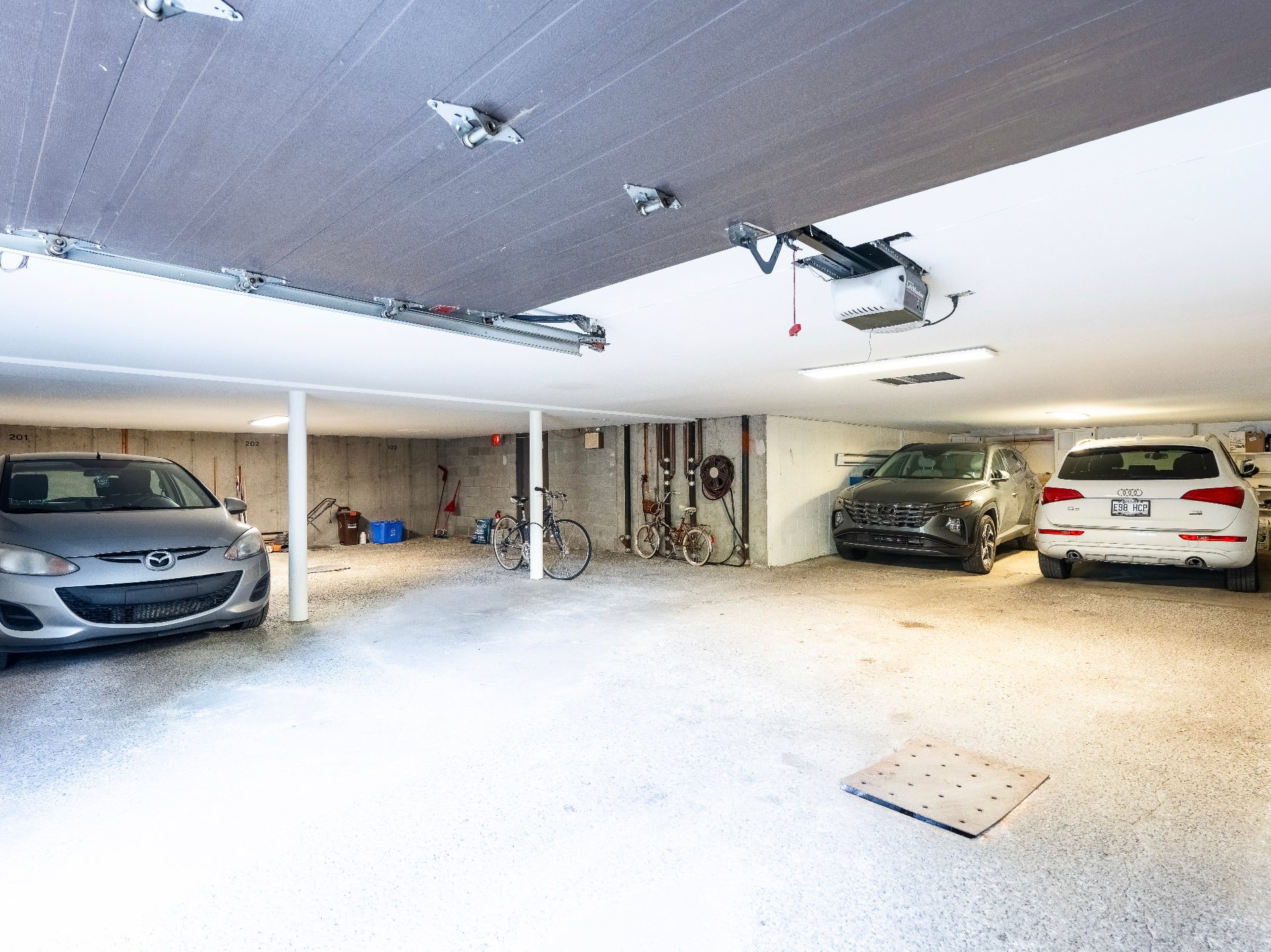 Photo - Garage