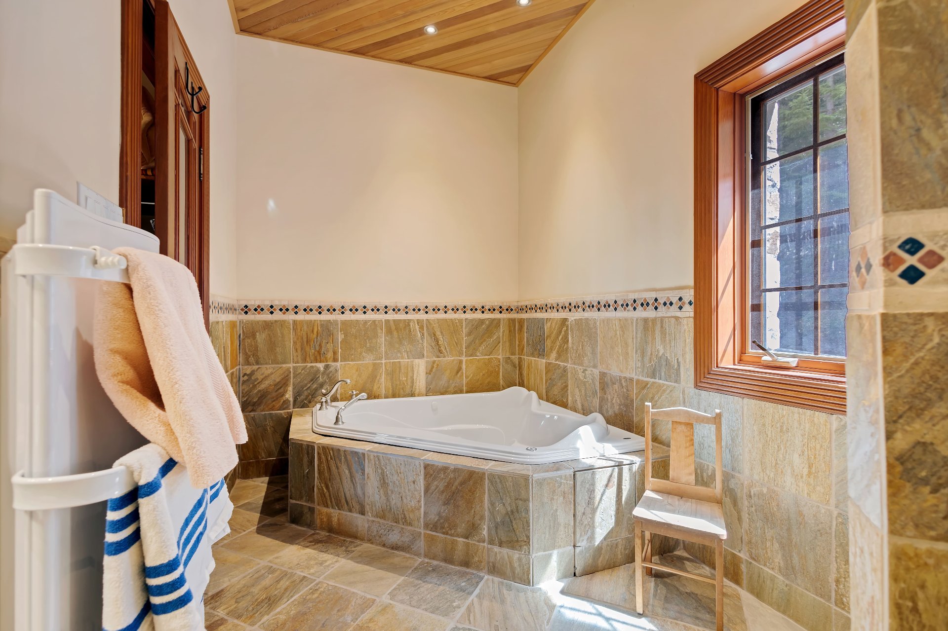 Photo - Ensuite bathroom