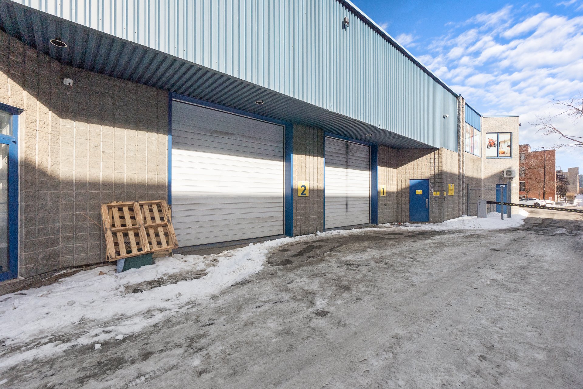 Photo - Shipping (door/dock)