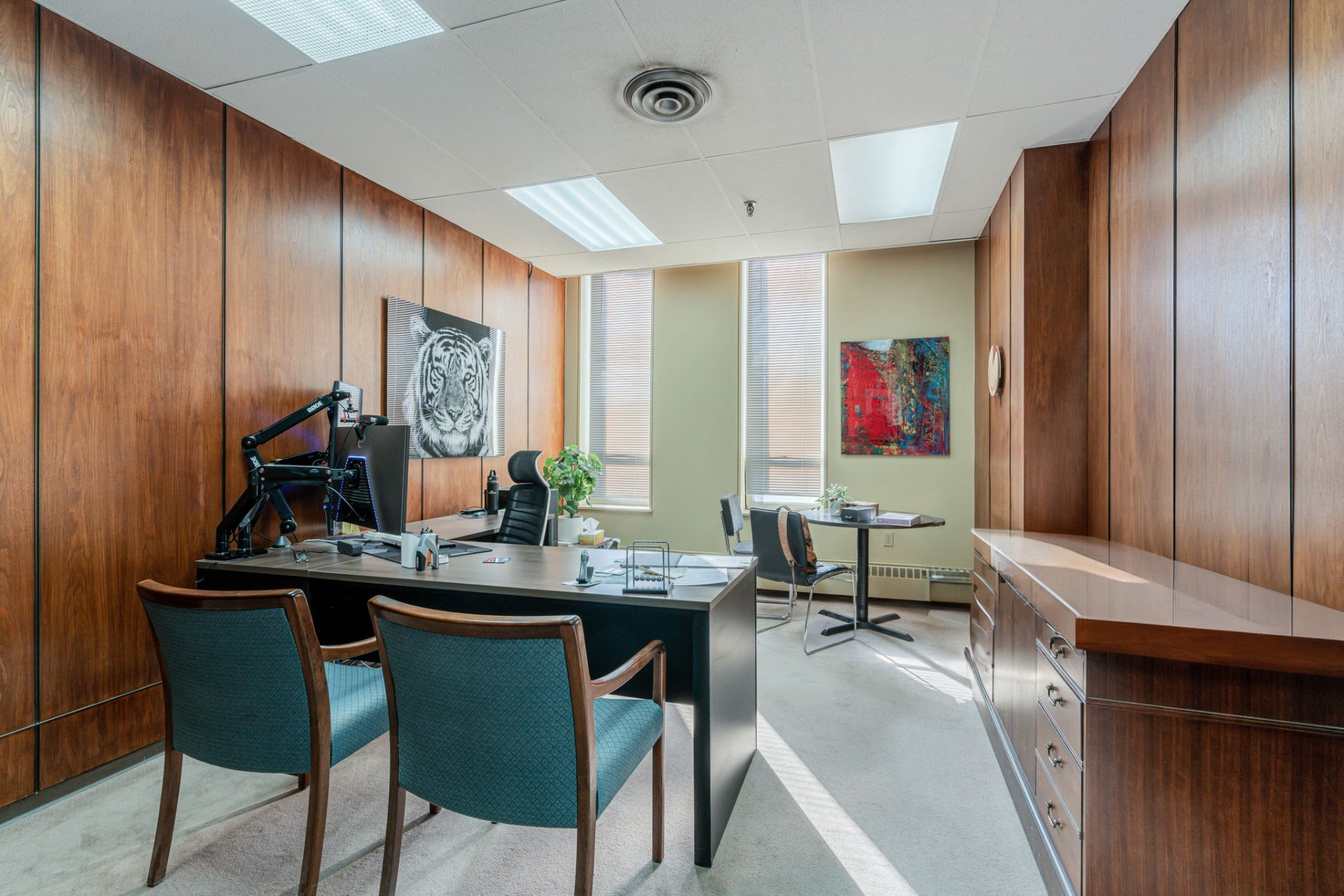 Photo - Bureau