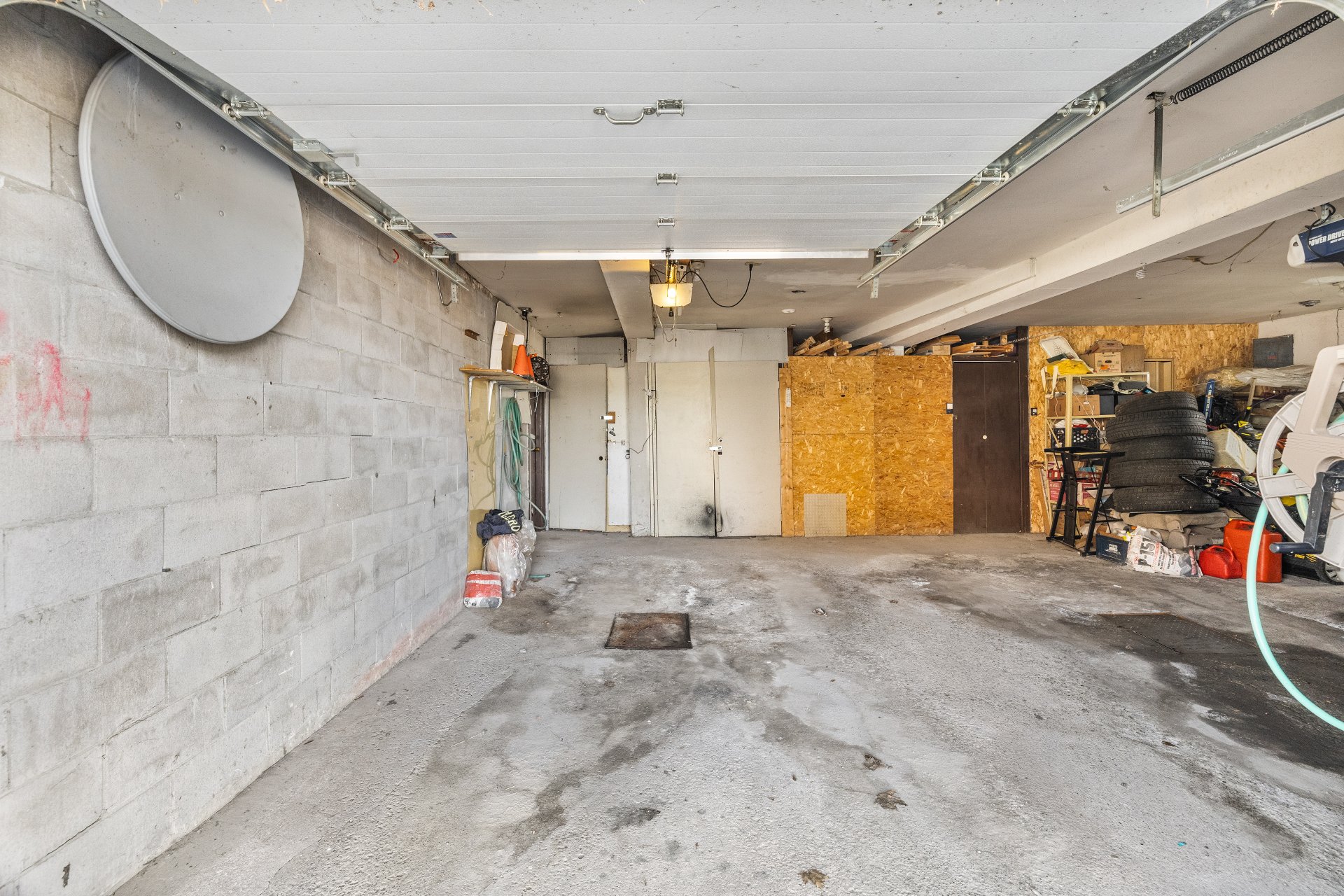Photo - Garage