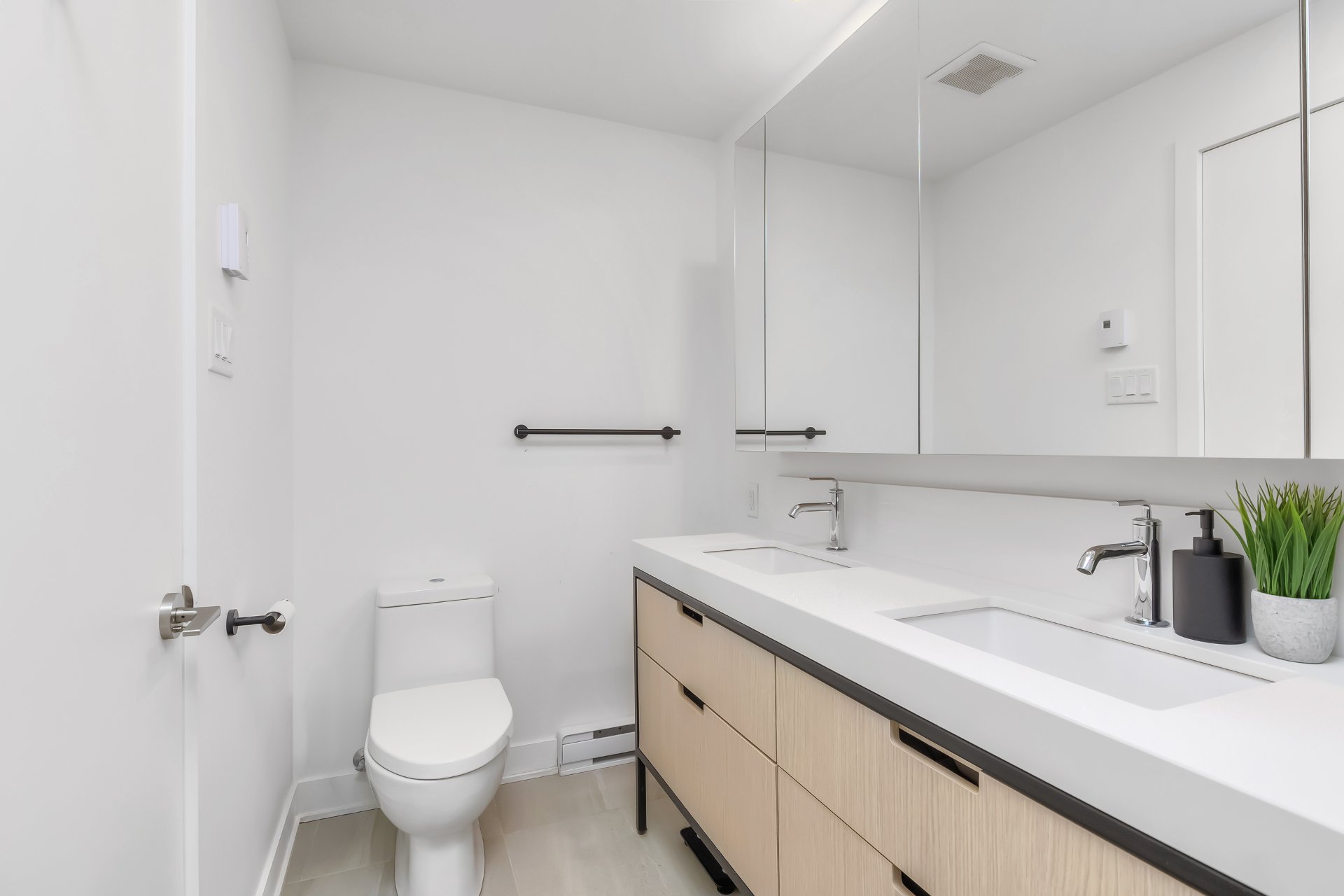 Photo - Ensuite bathroom