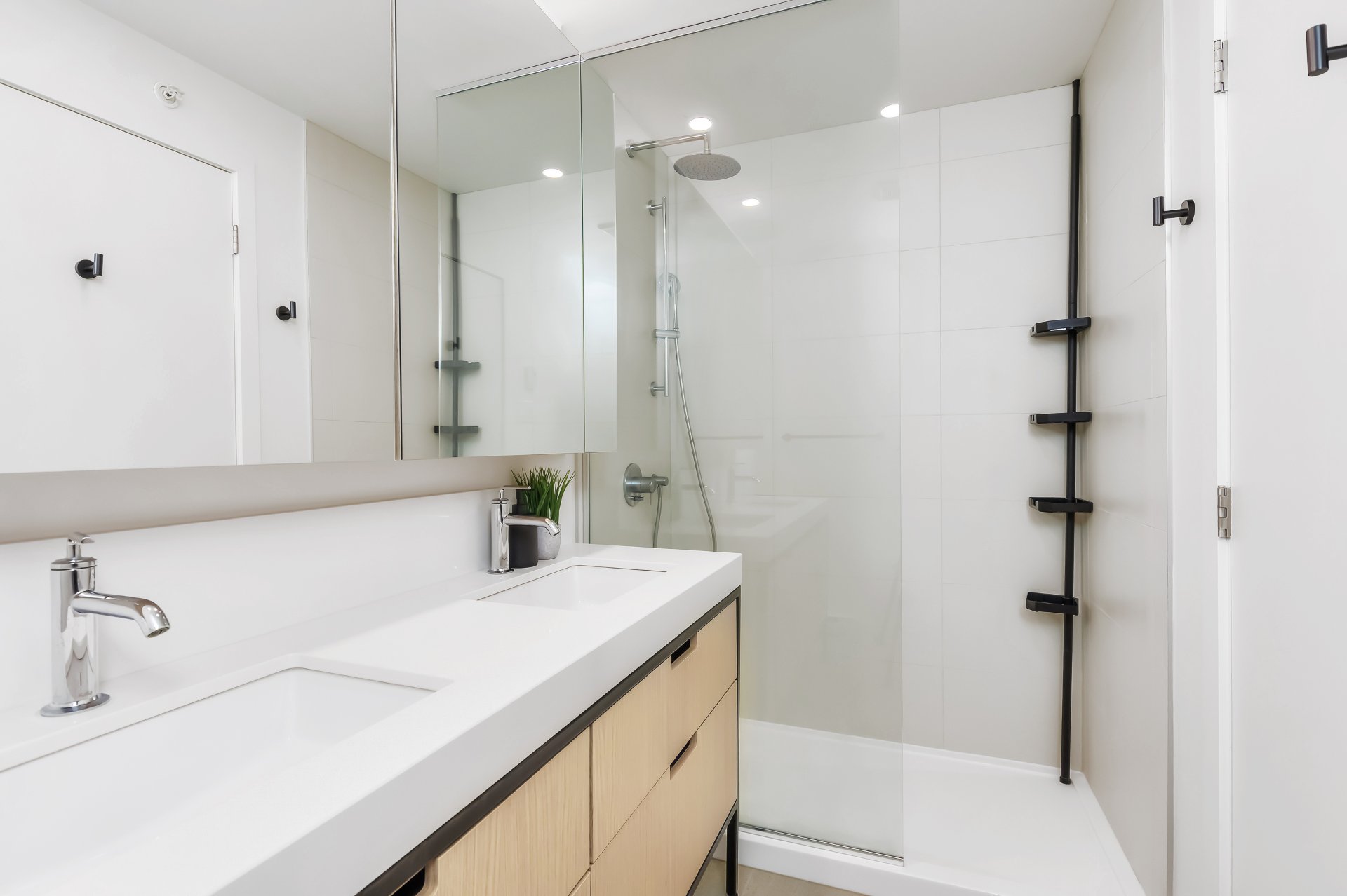 Photo - Ensuite bathroom