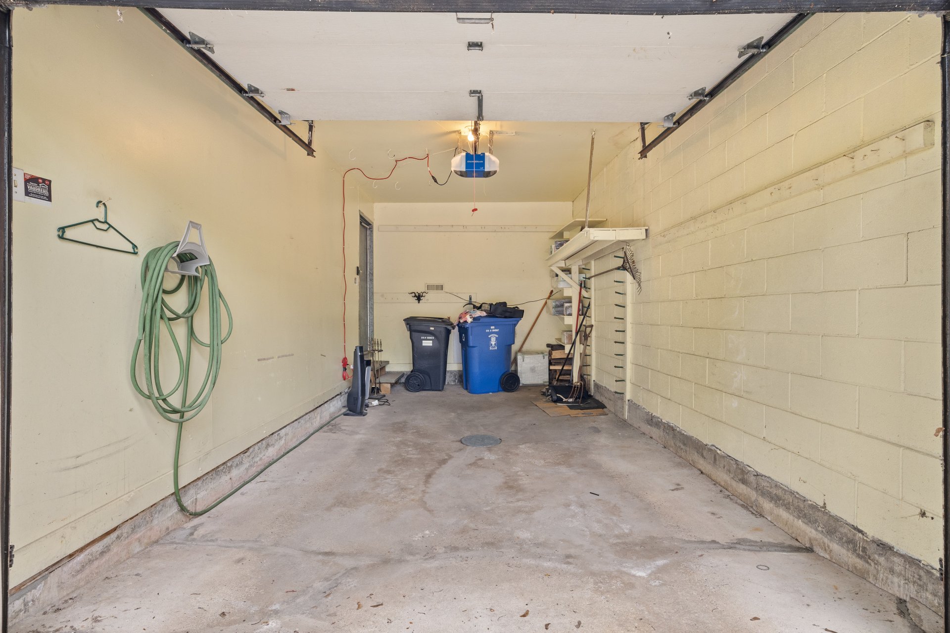 Photo - Garage