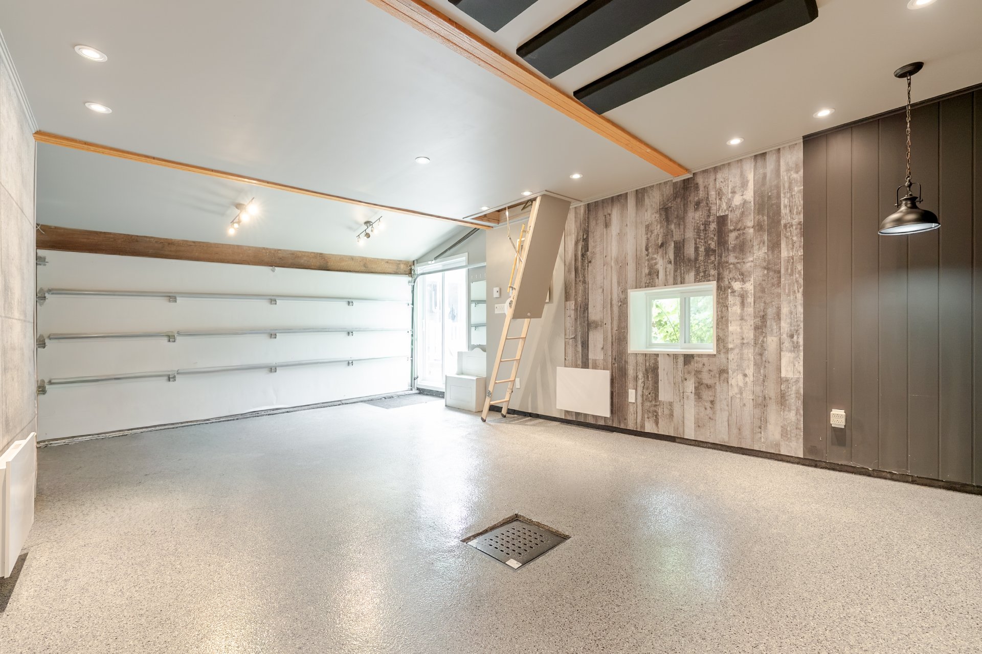 Photo - Garage