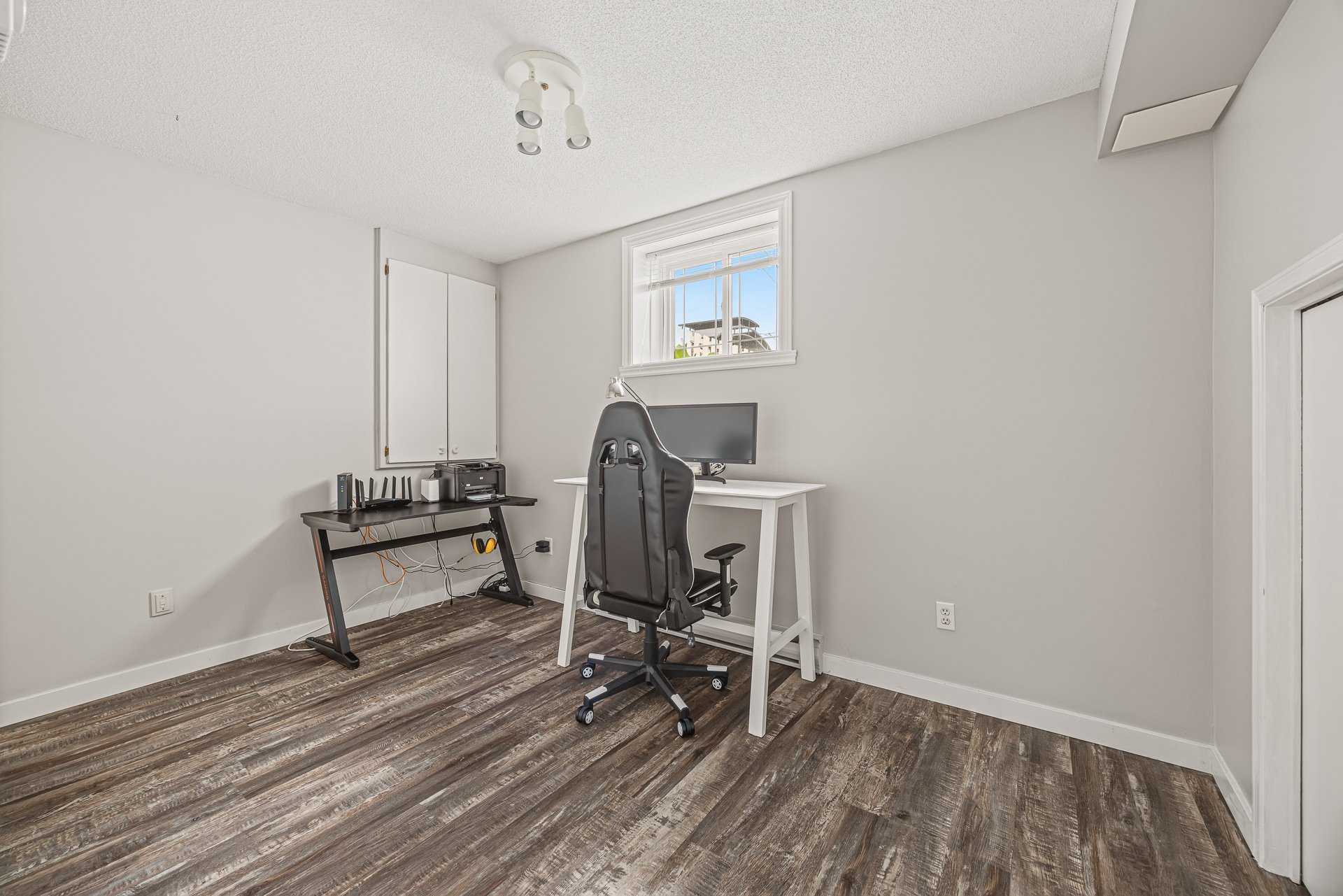 Photo - Bureau