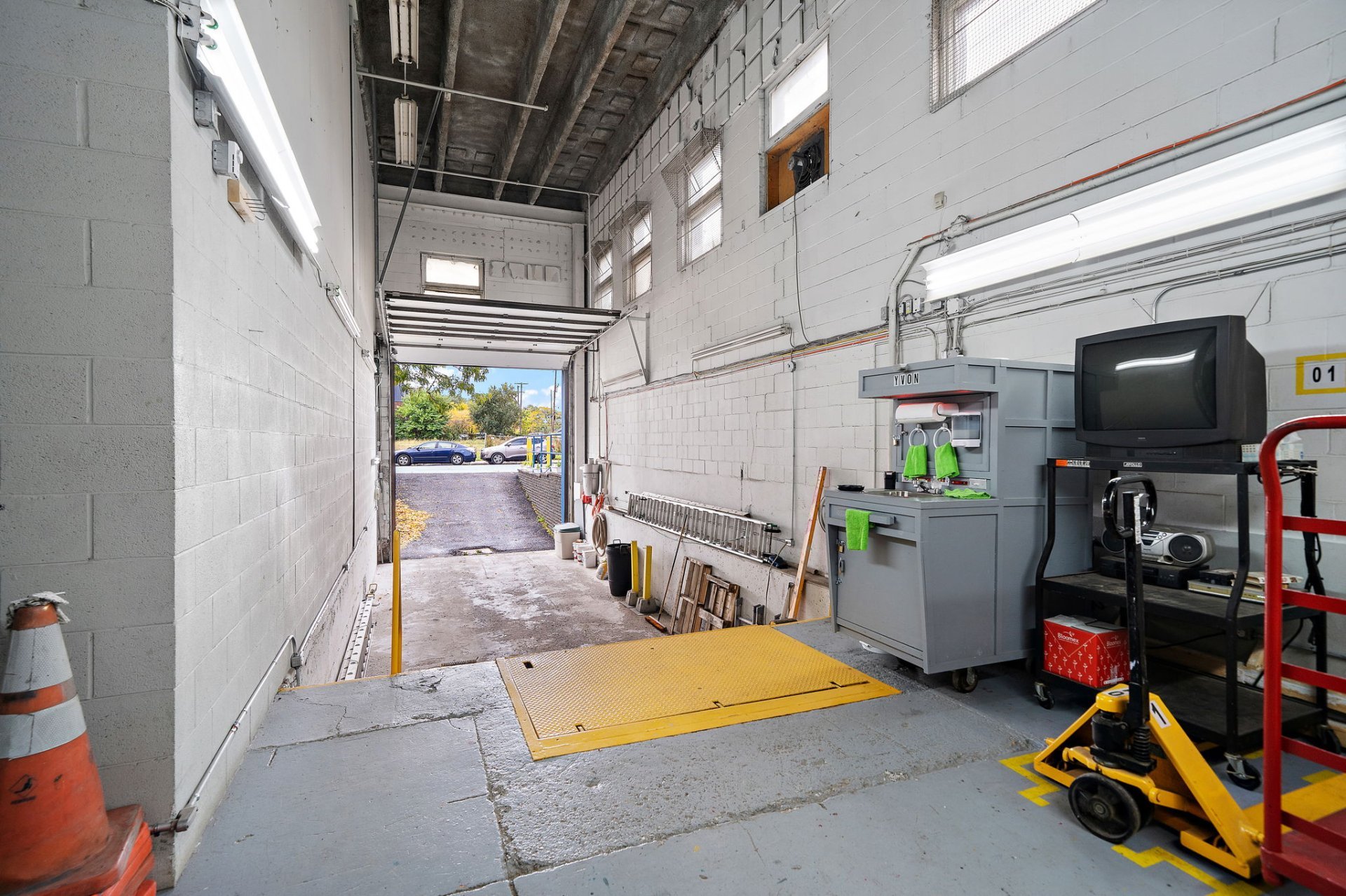 Photo - Shipping (door/dock)