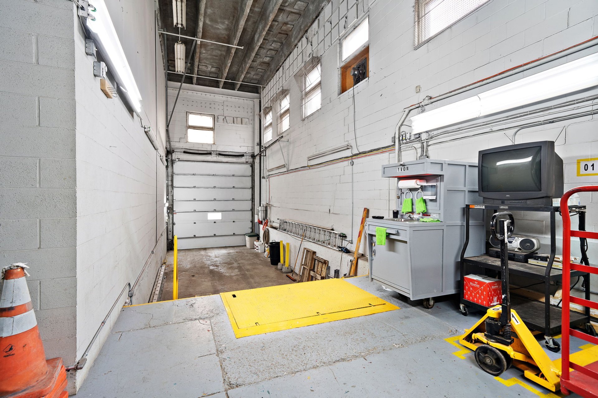 Photo - Shipping (door/dock)