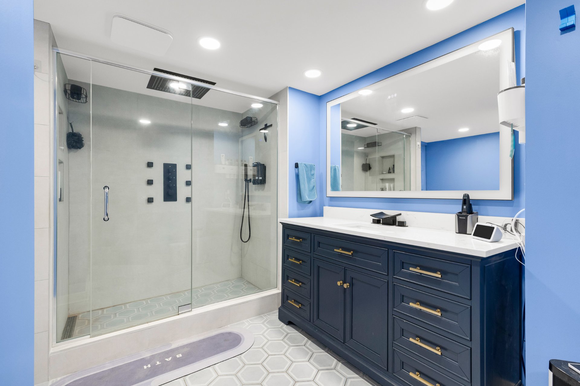 Photo - Ensuite bathroom