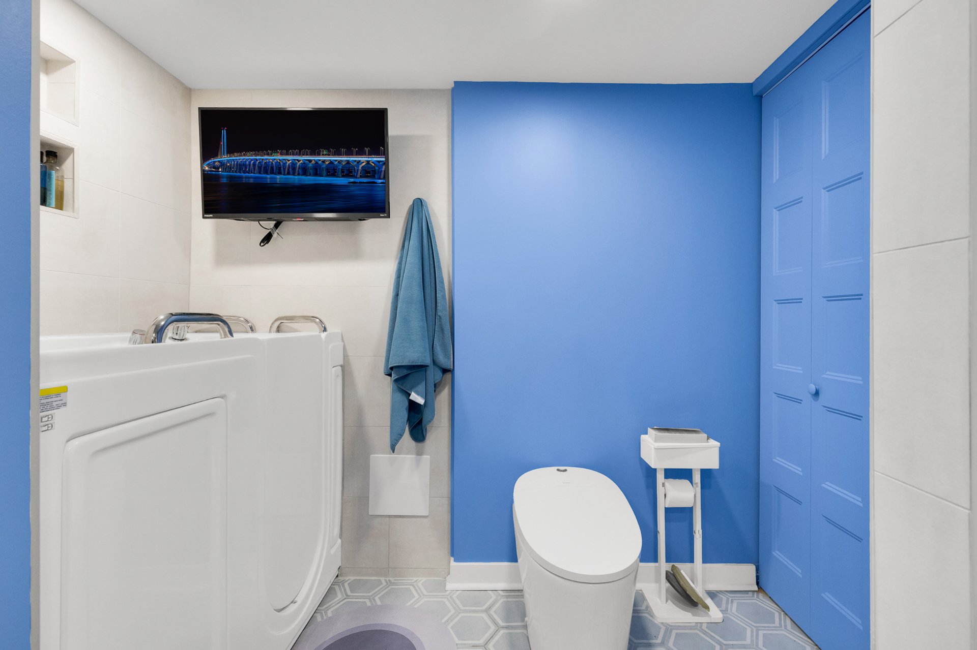 Photo - Ensuite bathroom