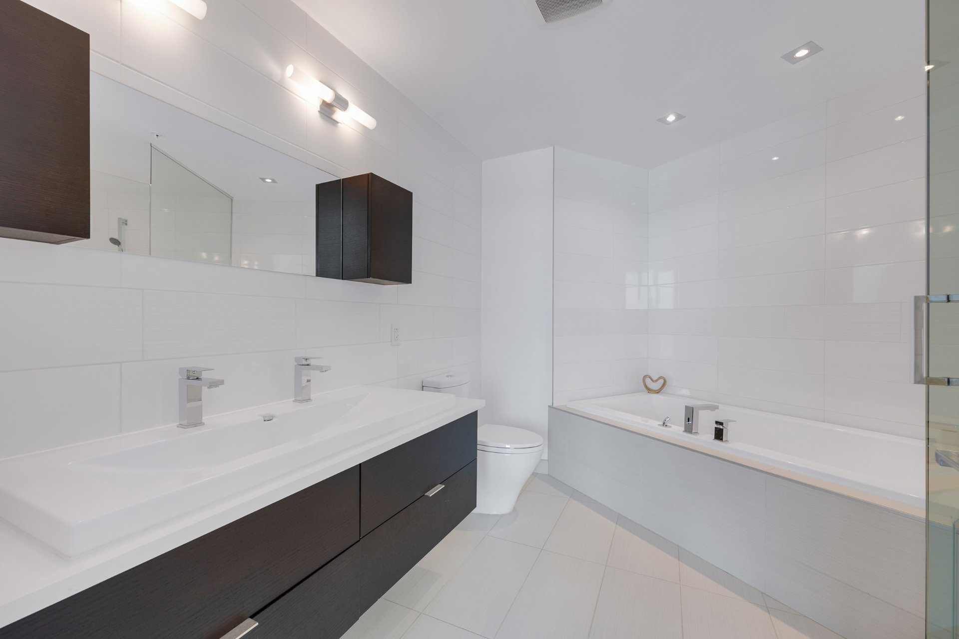 Photo - Ensuite bathroom