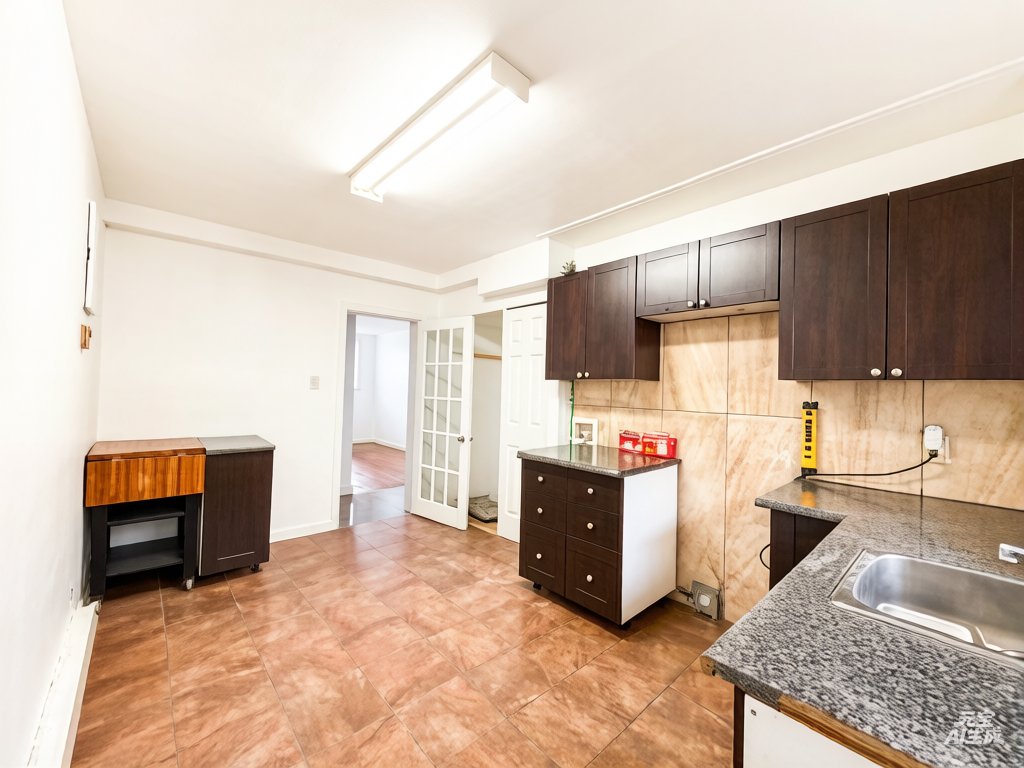 Photo - Kitchen