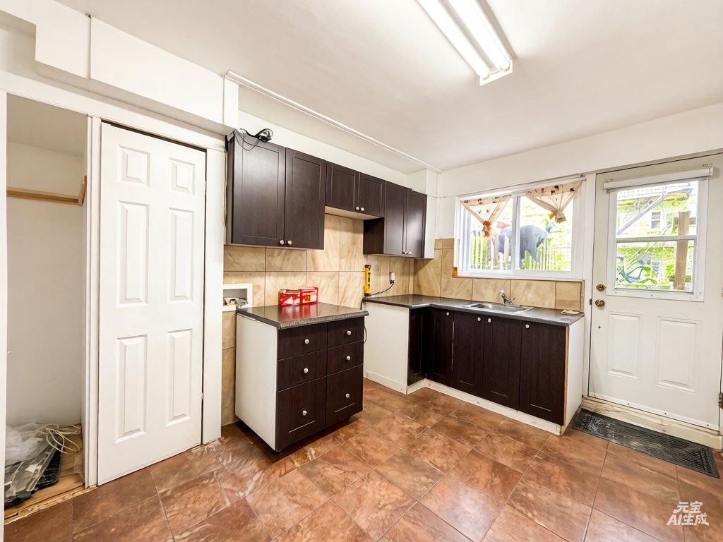 Photo - Kitchen