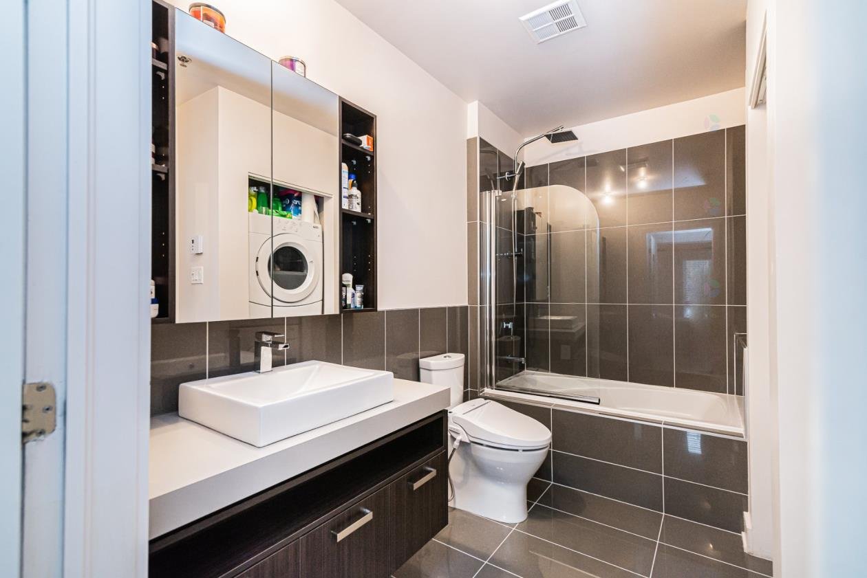 Photo - Ensuite bathroom
