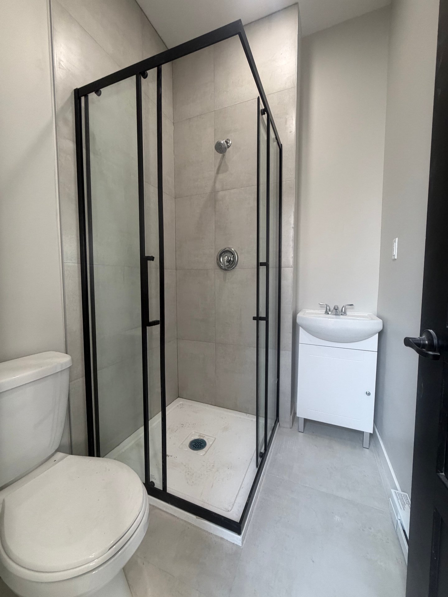 Photo - Ensuite bathroom