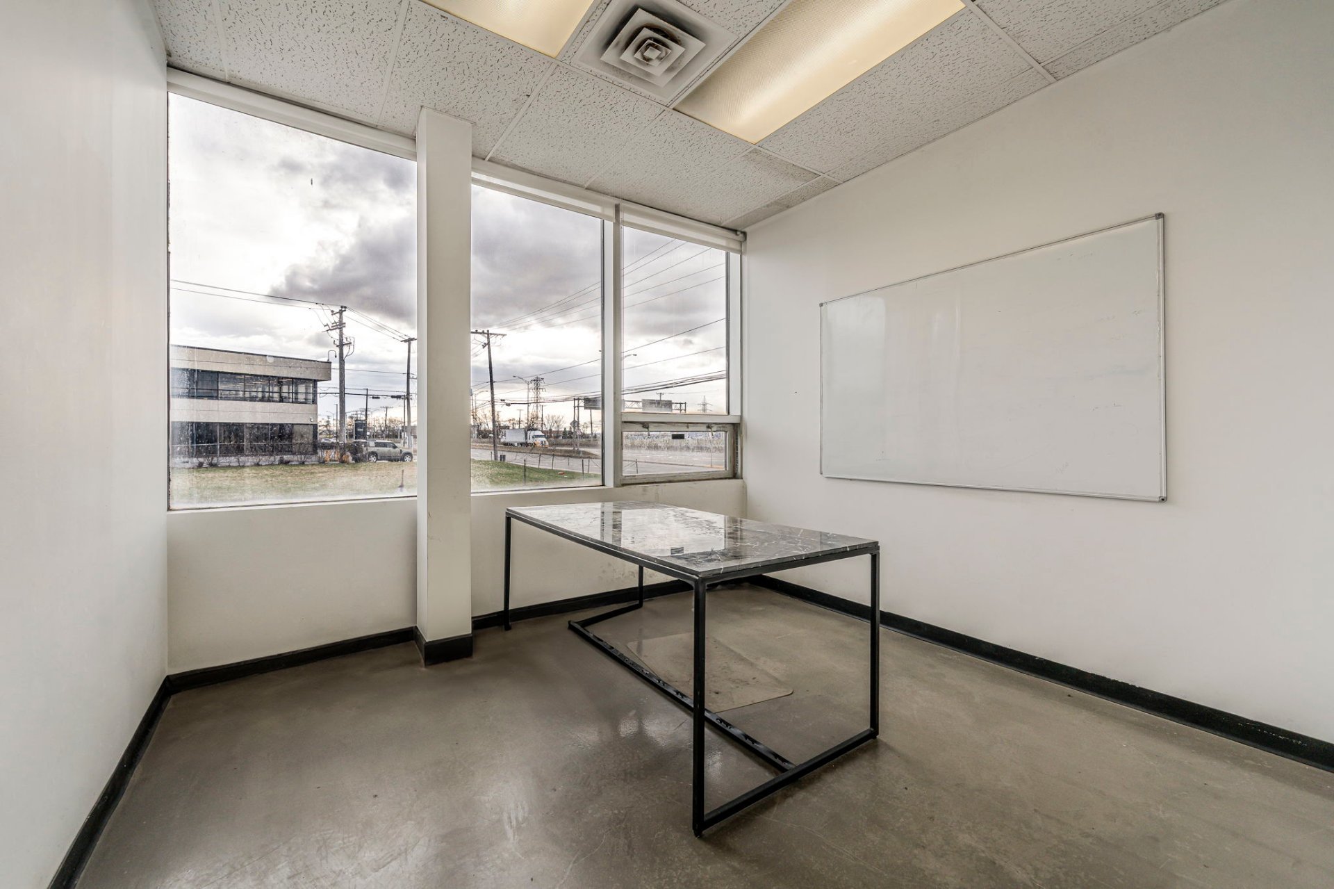 Photo - Bureau